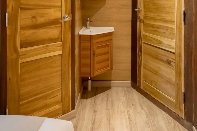 Wardrobe and entrance in an Indo Master Classic Double cabin