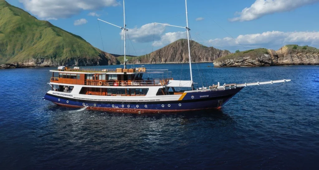Side profile of Indo Master liveaboard underway