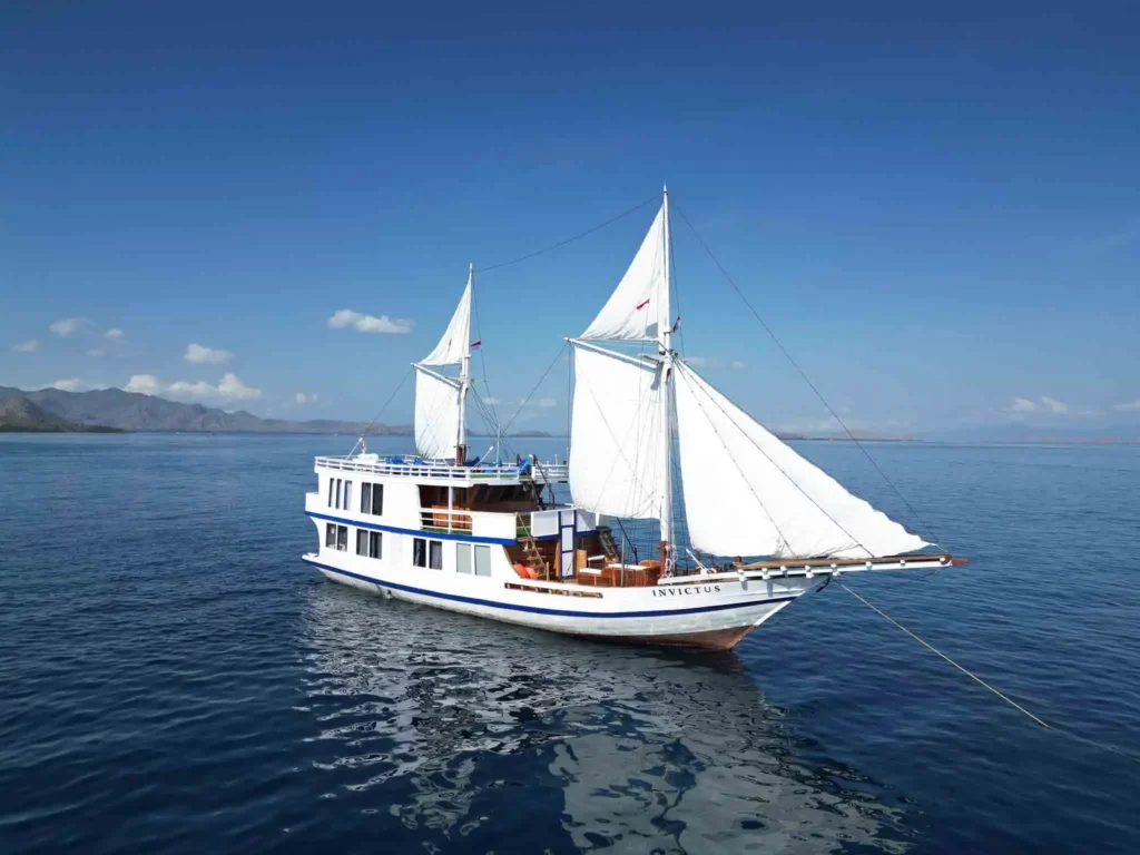 Invictus phinisi exterior in Komodo National Park