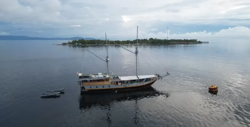 Side view of Jaya expedition phinisi at anchor