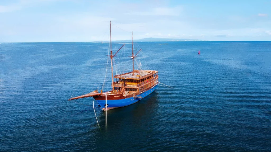 Jeeva Samudera luxury phinisi sailing in Indonesia