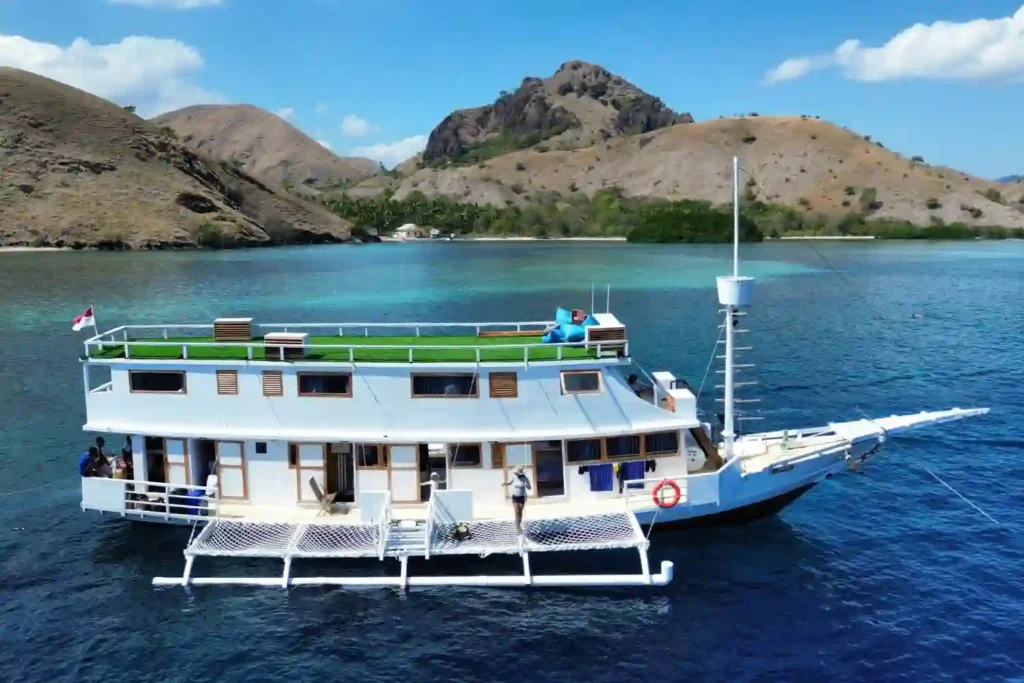 Jessie phinisi exterior in Komodo National Park