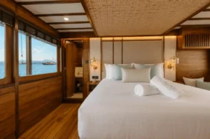 Ensuite bathroom of the Junior Suite Stateroom aboard KAI Voyage