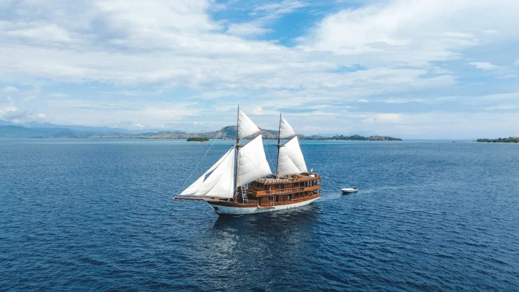 Exterior view of the KAI Voyage phinisi hull, masts and decks
