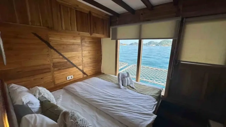 Ensuite bathroom in a Kaia cabin with hot and cold shower