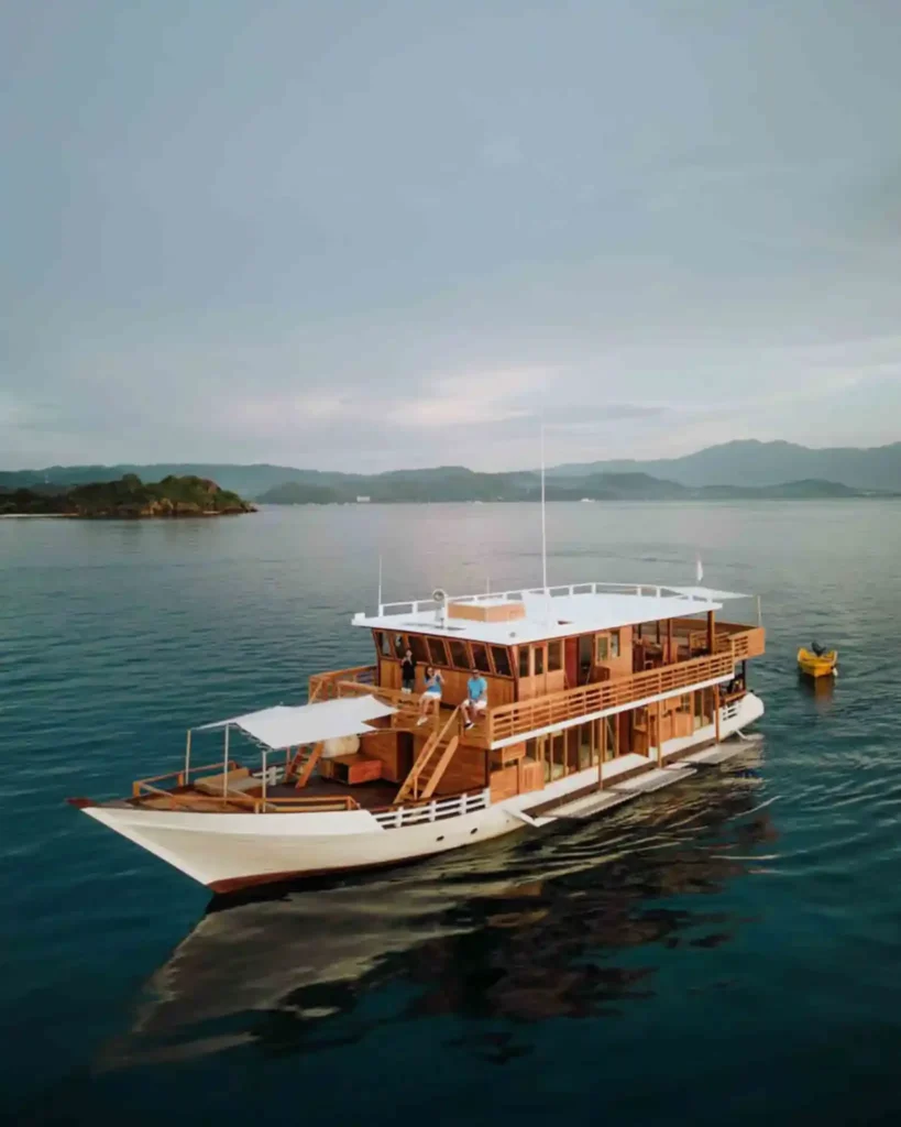 Guests diving from Kaia in Komodo National Park, three to four dives a day