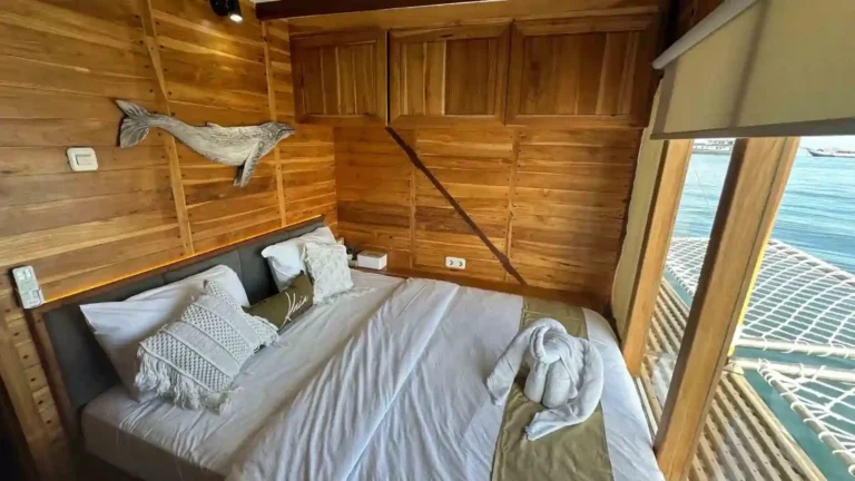 Interior of a double cabin on Kaia with air conditioning and ensuite bathroom