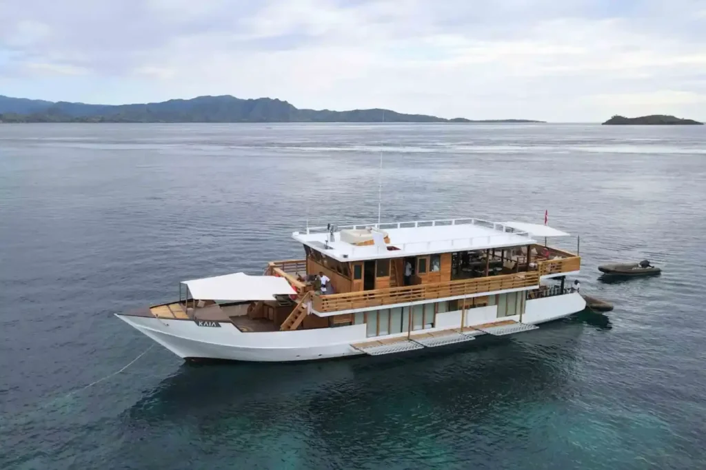 Kaia, a 26-metre dive phinisi built in 2022, sailing in Komodo National Park