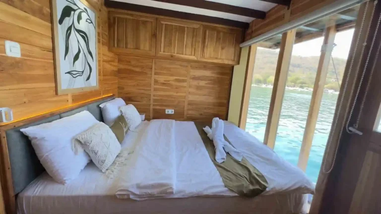 Single-bed ocean-view cabin on Kaia, one of two that let solo divers board