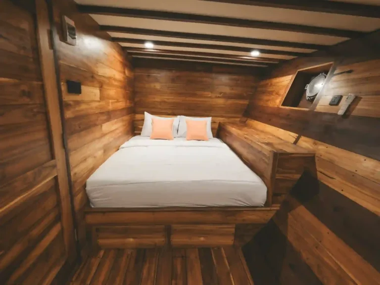 Aruna cabin on Kanthaka with a double bed, ensuite bathroom and air conditioning
