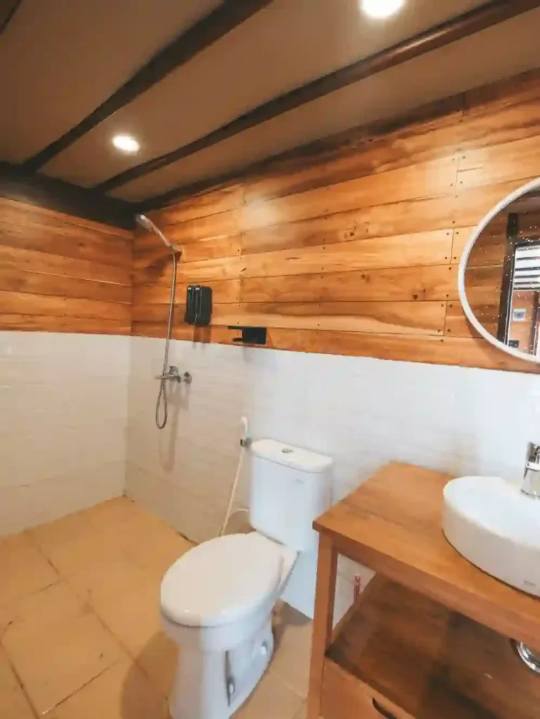 Nandini and Jivana grade cabin on Kanthaka with a double bed and ensuite