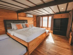 Sagara cabin on Kanthaka with a double bed and ensuite bathroom