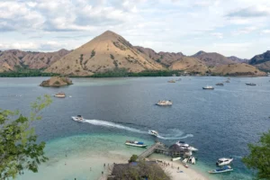 View over the sea and neighbouring islands from the ridge on Kelor Island