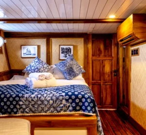 Double cabin aboard La Unua by Kamma