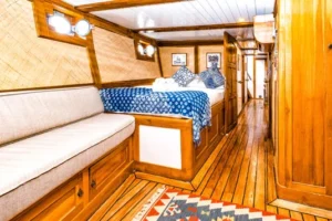 Family cabin with double and single bed aboard La Unua