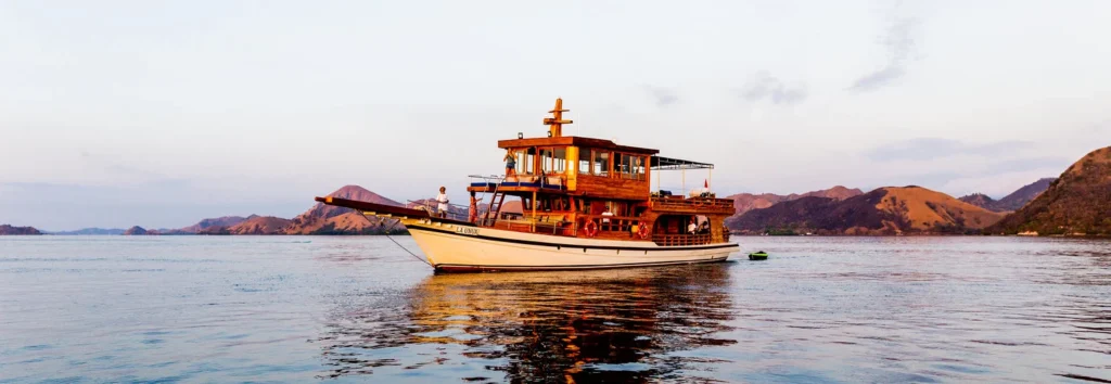 La Unua phinisi sailing in Komodo