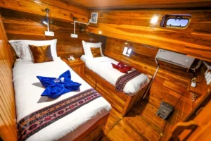 Twin cabin aboard Lady Denok, view 4