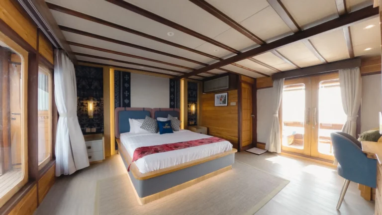 Eiffel upper-deck cabin aboard Lamain Voyage 2