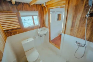 Shared bathroom near the Master Ocean cabins aboard Lamborajo I