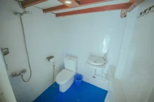 Shared bathroom serving the cabins aboard Lamborajo I