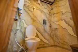 Ensuite bathroom for the Family Ocean View cabin on Lamborajo 2