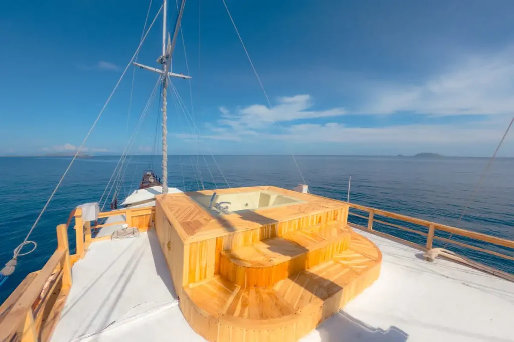 Forward deck jacuzzi aboard Lamborajo 2 phinisi