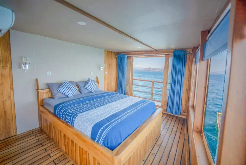 Master Ocean View cabin aboard Lamborajo 2 in Komodo