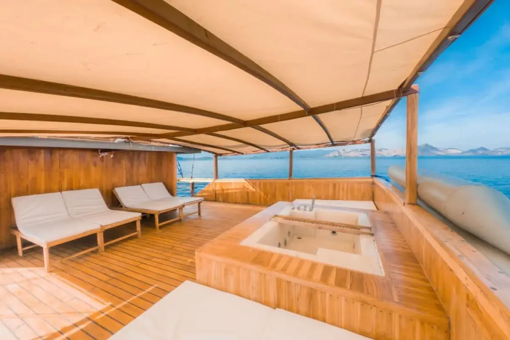 Shaded jacuzzi and lounge area on the deck of Lamborajo 2