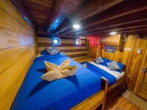Superior cabin with queen and single beds aboard Lamborajo 2