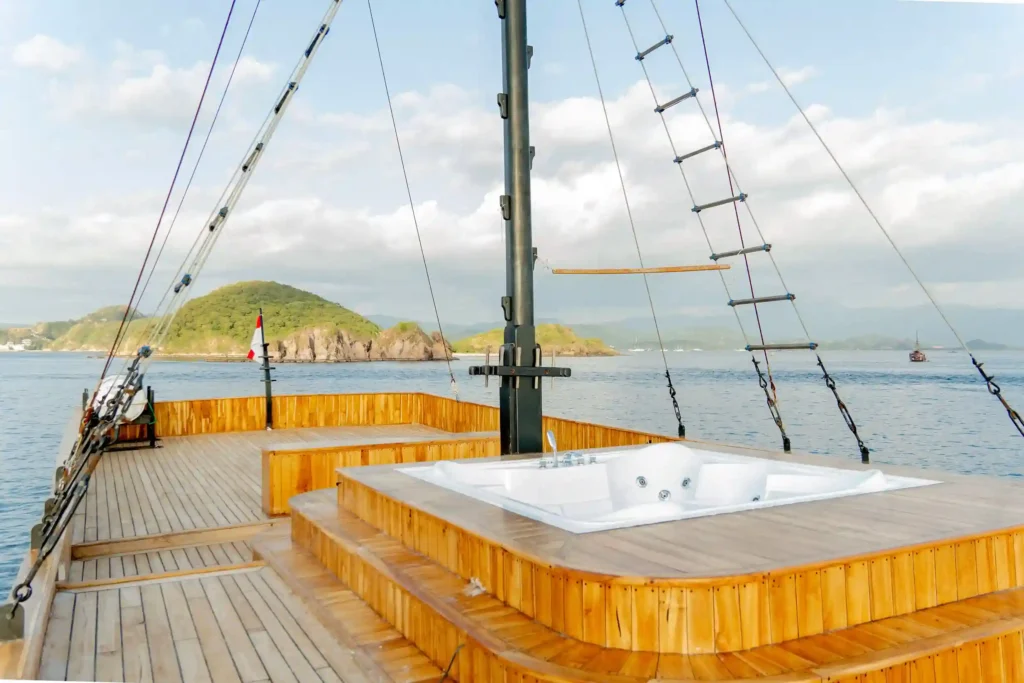 Deck jacuzzi aboard Lamborajo 3 phinisi