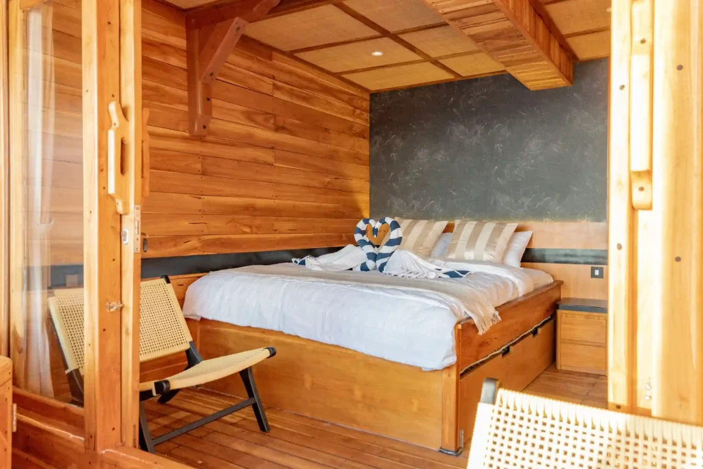 Master cabin with queen bed aboard Lamborajo 3
