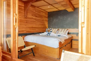 Master cabin with queen bed aboard Lamborajo 3