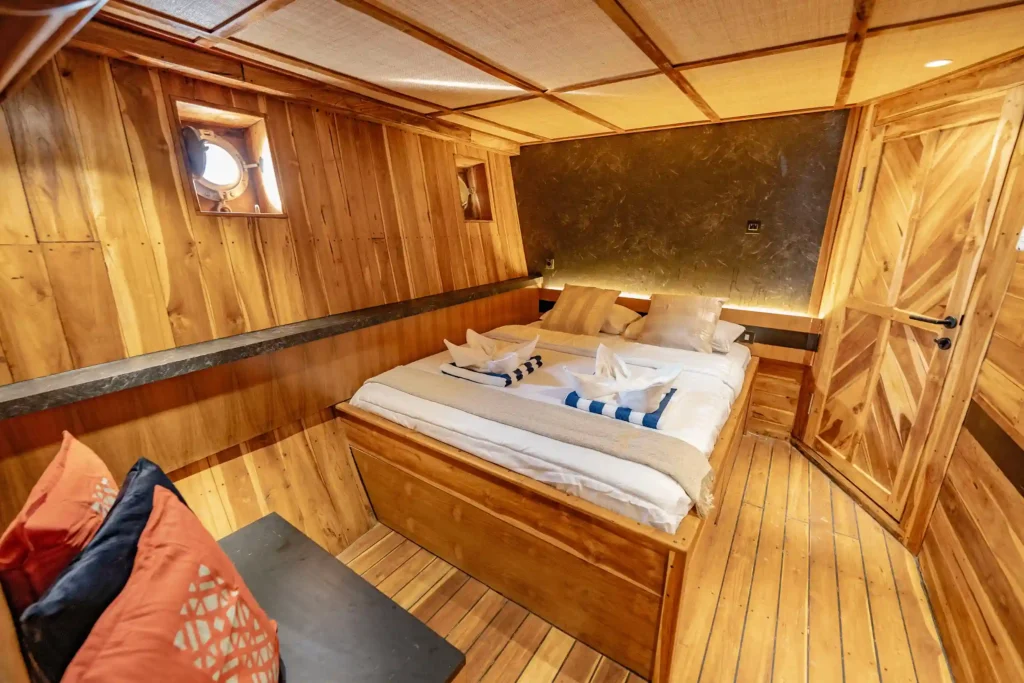 Superior cabin with double bed aboard Lamborajo 3