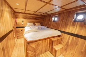 Superior cabin with porthole windows aboard Lamborajo 3