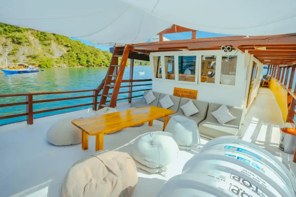 Outdoor chill area aboard Lamborajo I