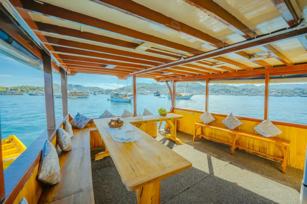Outdoor dining area aboard Lamborajo I
