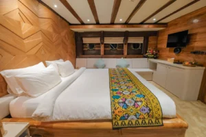 Dolphin double guest cabin aboard Lamima