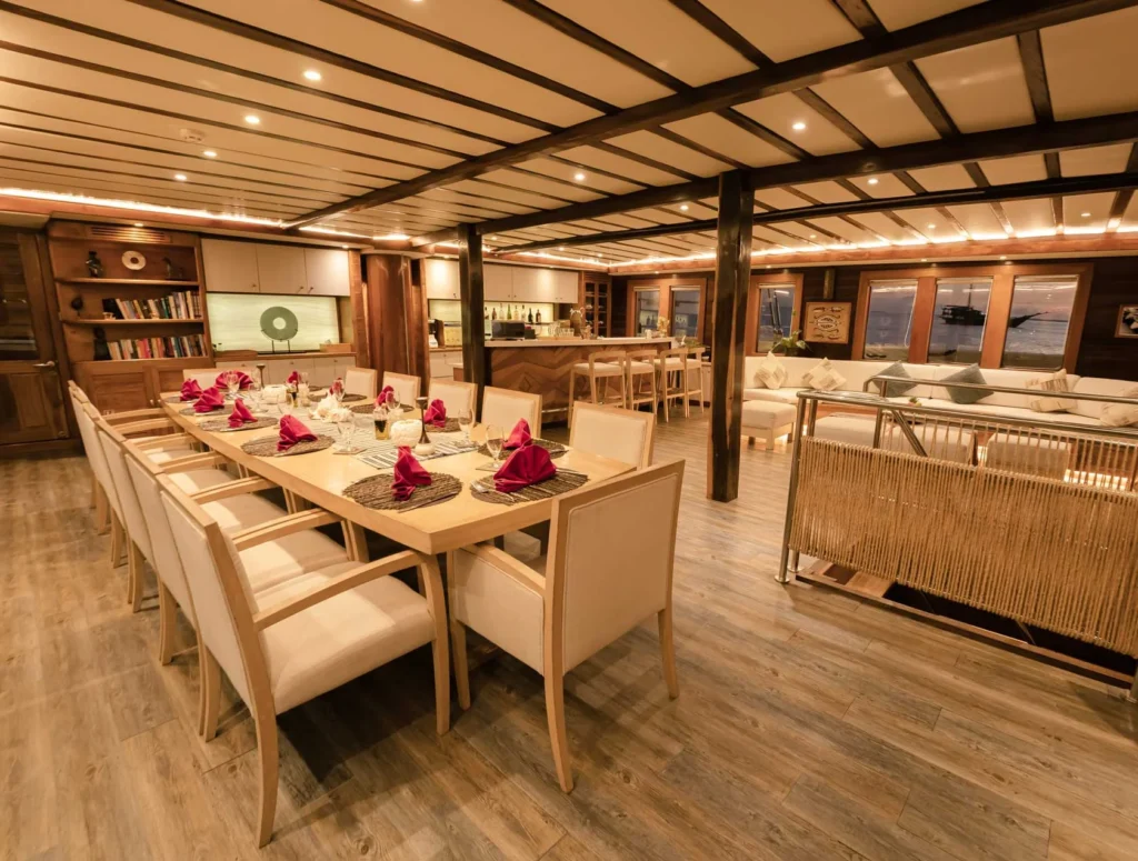 Main salon aboard Lamima