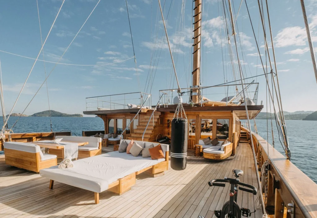 Main deck lounge aboard Lamima