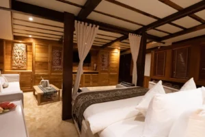 Four-poster bed in Lamima Seahorse master cabin