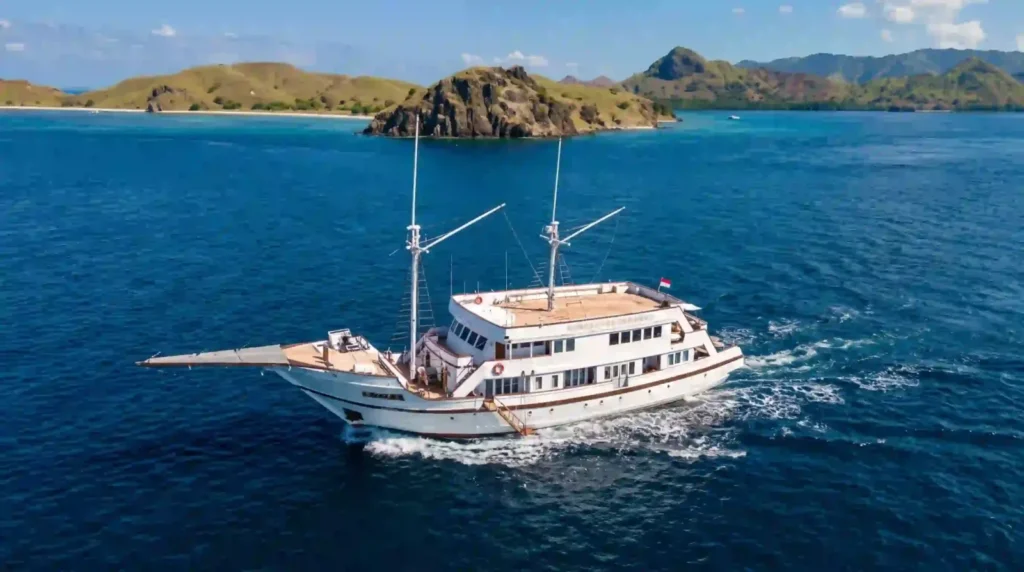 Side view of LASHA phinisi cruising in Komodo