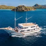 Side view of LASHA phinisi cruising in Komodo