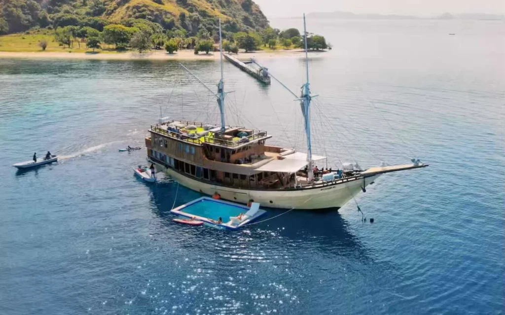 Leticia 27-metre phinisi exterior in Komodo National Park