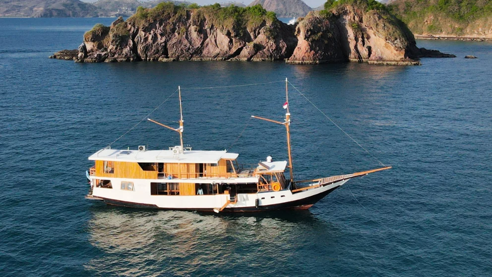 Lipra phinisi exterior in Komodo waters