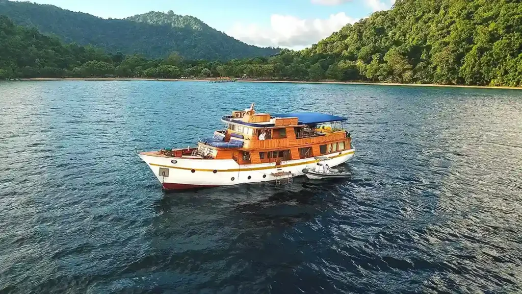 Magia II teak phinisi in Komodo National Park