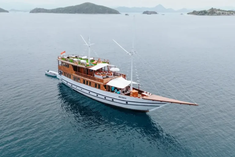 Magika liveaboard sailing in Komodo
