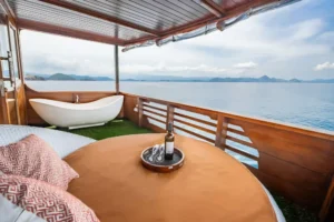 Private balcony and bathtub at the Master Ocean cabin aboard Magika Liveaboard
