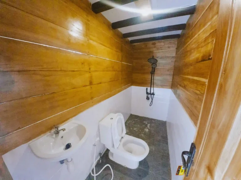 Bathroom in a Signature cabin aboard Maheswari