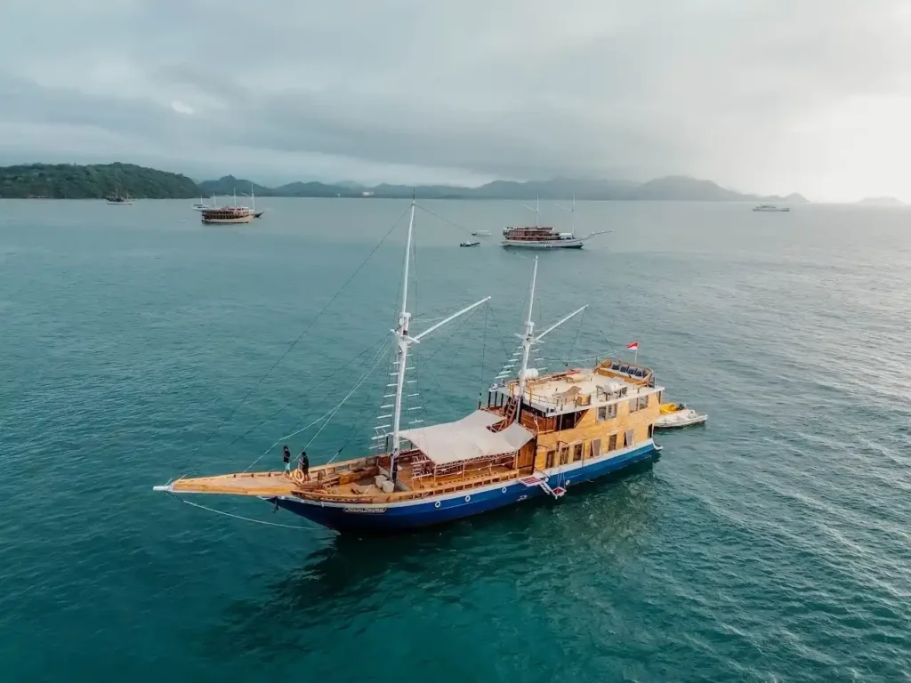 Maipa Deapati phinisi cruising near Komodo
