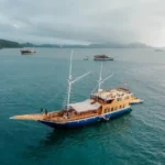 Maipa Deapati phinisi cruising near Komodo